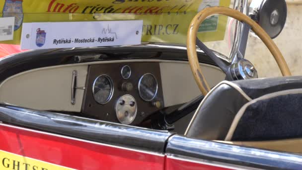 Eski Bir Arabanın Kapağını Kapatın — Stok video