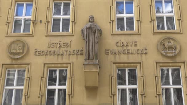 Iglesia Evangélica Checa Una Escultura — Vídeos de Stock