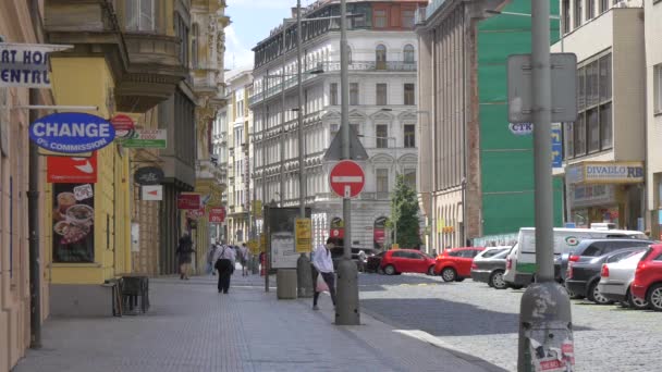 Spaziergang Auf Der Opletalova Straße — Stockvideo