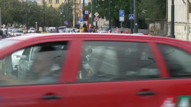 Biler Motorsykkel Stoppet Ved Trafikklyset – stockvideo