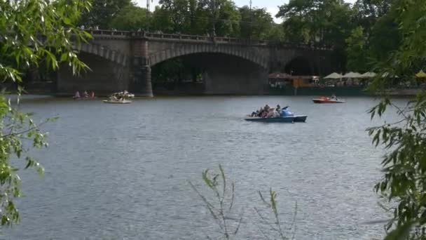 Barcos Flutuando Sob Ponte Das Legiões — Vídeo de Stock