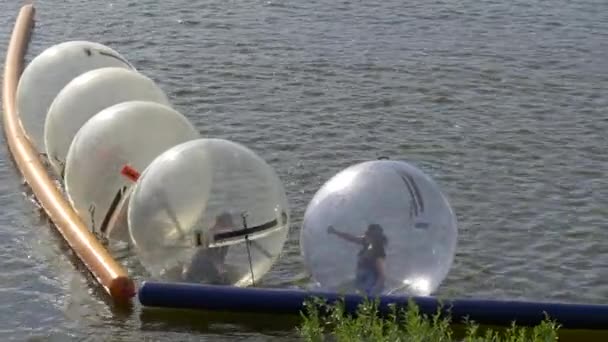 Pessoas Nadar Dentro Balões Água Rio — Vídeo de Stock