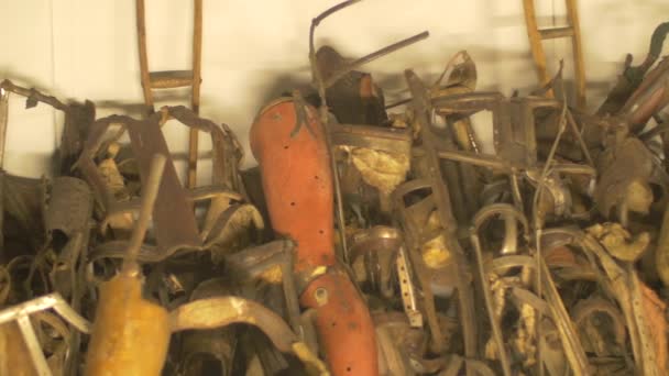 奥斯威辛集中营假肢的堆放 — 图库视频影像