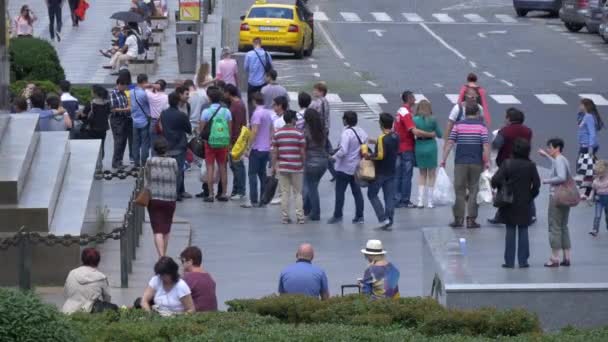 Mensen Verzamelden Zich Een Plein — Stockvideo