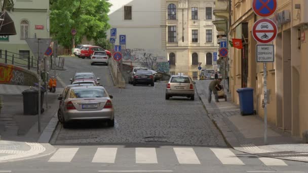 Autos Auf Einer Kopfsteinpflasterstraße Geparkt — Stockvideo