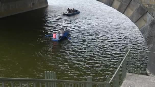 Dois Barcos Flutuando Sob Uma Ponte — Vídeo de Stock