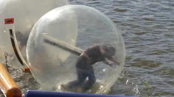 Hombre Dentro Una Bola Agua Clip De Vídeo