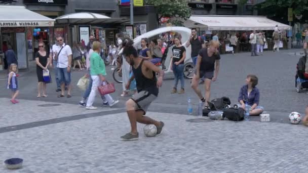 Homem Jogando Com Uma Bola Futebol — Vídeo de Stock