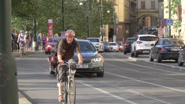 Fietsen Rijden Smetanovo Nabrezi — Stockvideo