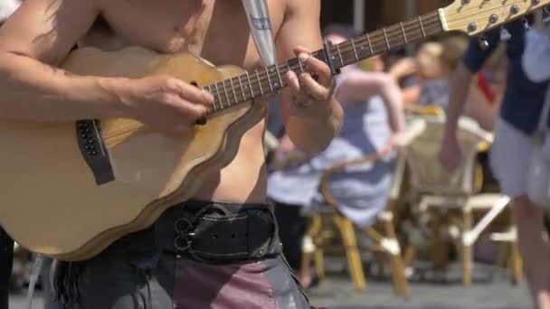 Spielen Einer Saitigen Gitarre — Stockvideo