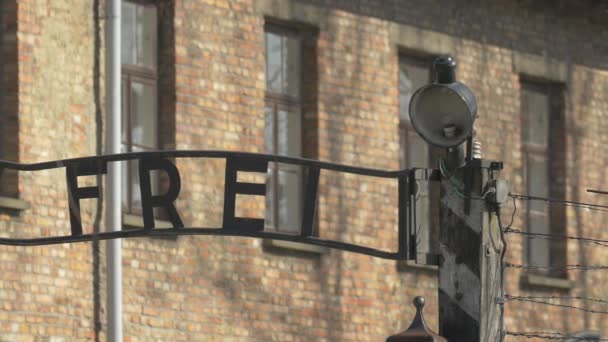 Vlevo Hesla Arbeit Macht Frei — Stock video