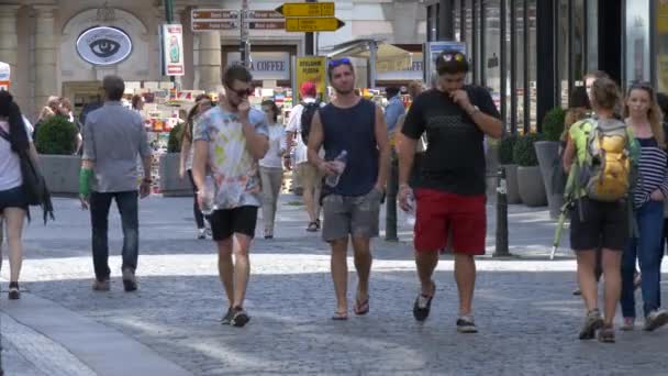 Gente Caminando Por Calle Havirska — Vídeos de Stock