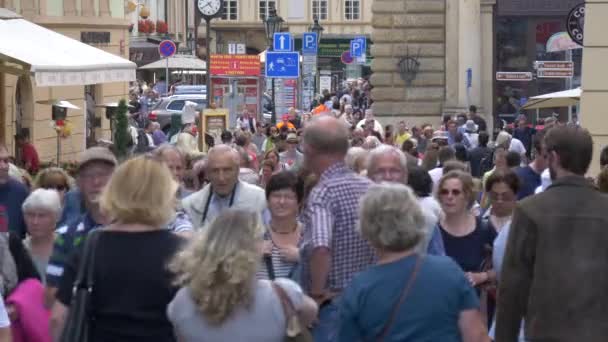 Många Människor Går Melantrichova Street — Stockvideo