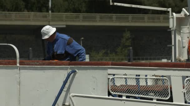Hombre Lavando Una Cubierta Barco — Vídeo de stock