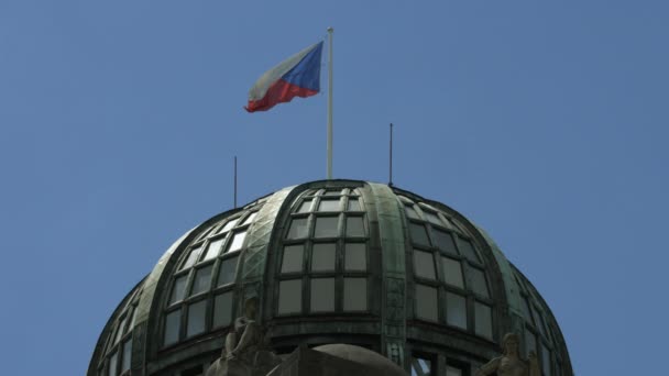 Vlag Wapperend Boven Een Koepel — Stockvideo