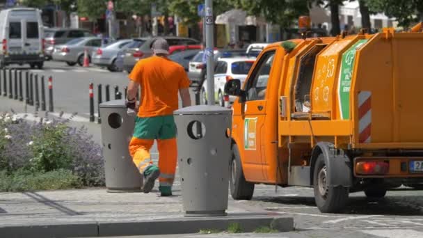 Temizlik Işçisi Turuncu Çöp Arabası — Stok video