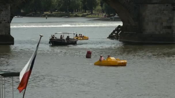 Barcos Flutuando Sob Uma Ponte — Vídeo de Stock