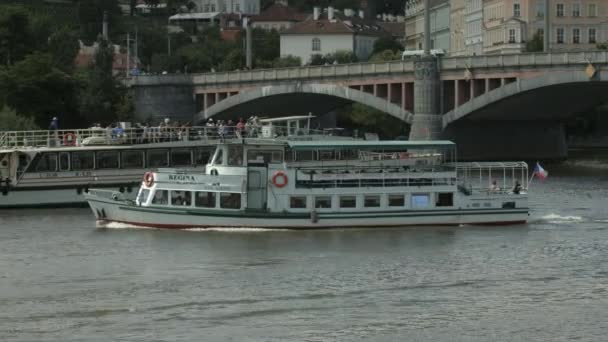 Barca Turistica Galleggiante Sotto Manes Bridge — Video Stock