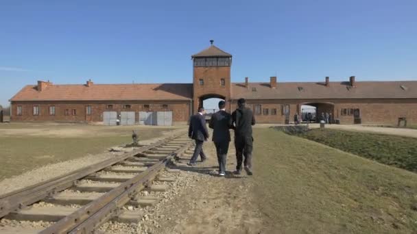 Joodse Mannen Bij Ingang Van Auschwitz — Stockvideo