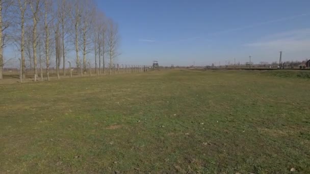 Blick Auf Das Eisenbahnfeld Von Auschwitz — Stockvideo