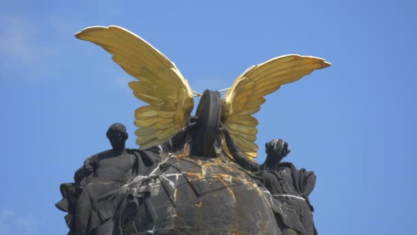 Estatua Con Alas Doradas — Vídeo de stock