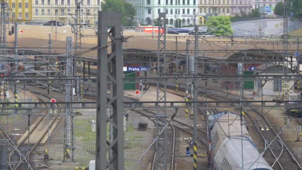 Tåg Som Anländer Till Prags Järnvägsstation — Stockvideo