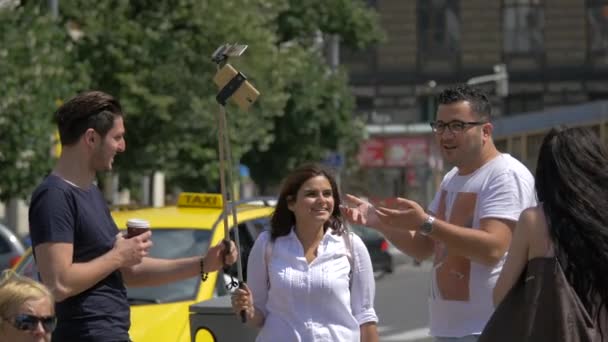 Turistas Falando Rindo Tirando Uma Selfie — Vídeo de Stock