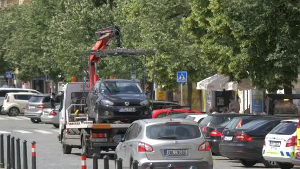 Remolcador Remolcando Coche Por Calle — Vídeos de Stock