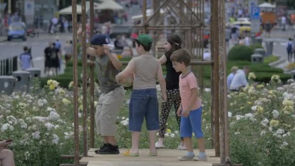 Enfants Jouant Dans Une Place — Video