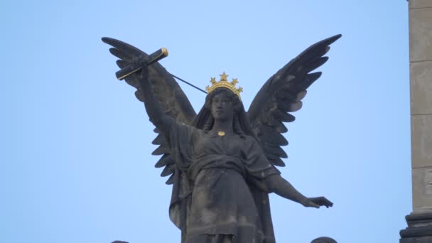 Άγαλμα Φτερά Και Χρυσό Στέμμα — Αρχείο Βίντεο
