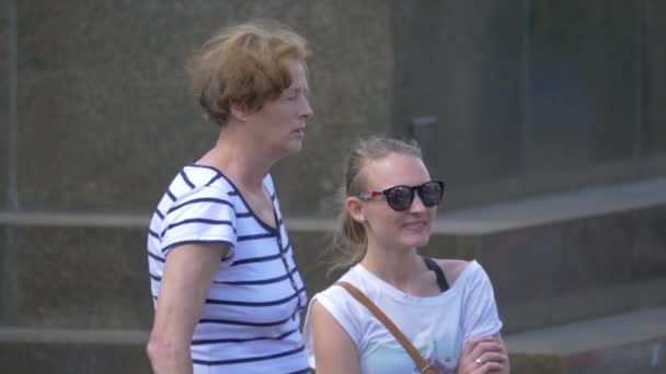 屋外で話している二人の女性 — ストック動画