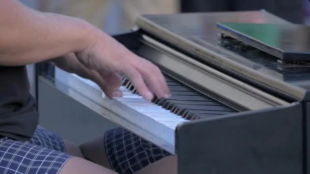 ピアノを弾く手 — ストック動画