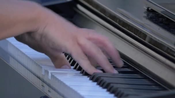Χέρια Παίζει Πιάνο Κοντινό Πλάνο — Αρχείο Βίντεο