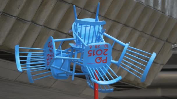 带有椅子的现代雕塑 — 图库视频影像
