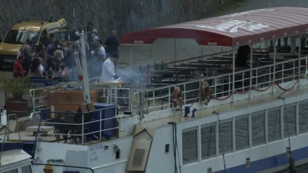 Chef Kookt Eten Een Verankerde Boot — Stockvideo