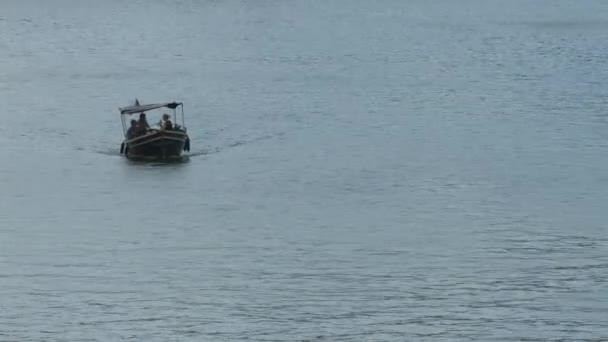 Barco Flutuando Rio — Vídeo de Stock