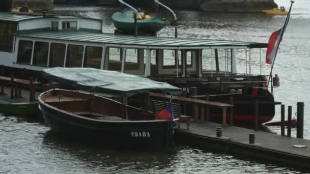 Bandeiras Checas Acenando Barcos Ancorados — Vídeo de Stock