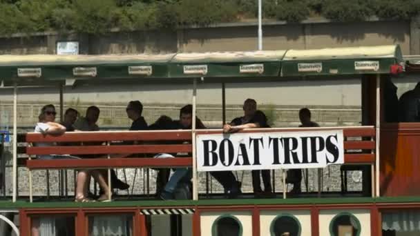 Turisti Una Barca Turistica — Video Stock