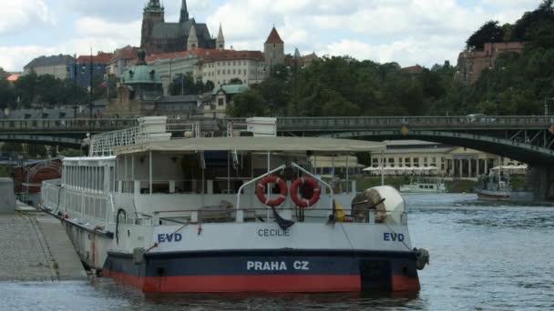 ヴルタヴァ川に停泊しているセシリー船 — ストック動画