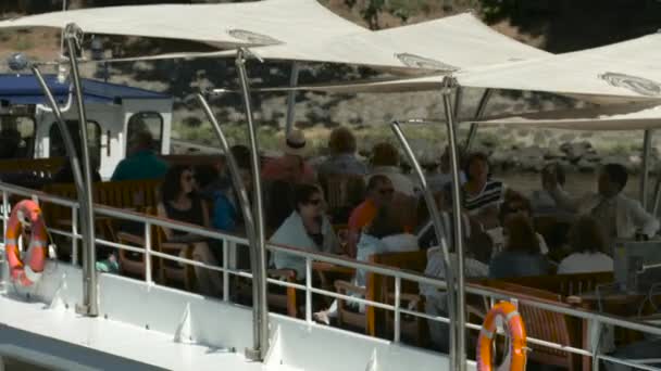 Turistas Barco Turístico — Vídeo de stock