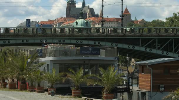 Łódź Zakotwiczona Pobliżu Mostu — Wideo stockowe