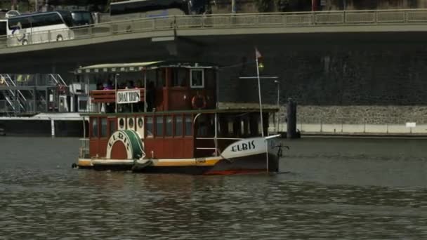 Bateau Elbis Flottant Sur Une Rivière — Video