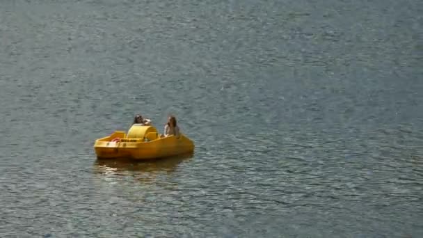 Sarı Bir Botta Yüzen Iki Kız — Stok video