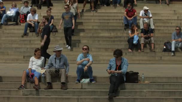 Ludzie Siedzący Schodach — Wideo stockowe