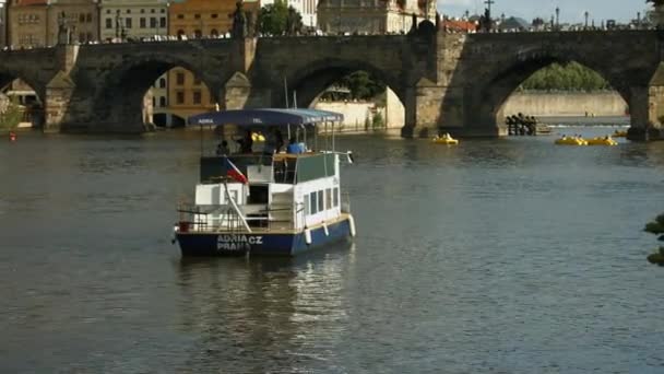 Barca Galleggiante Verso Ponte Carlo — Video Stock