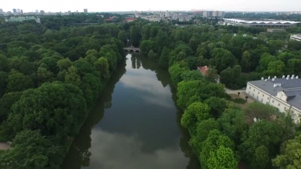 ワルシャワのLazienki Parkの空中写真 — ストック動画