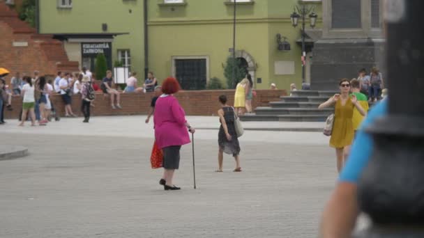 Ihmiset Kävelevät Castle Squarella — kuvapankkivideo