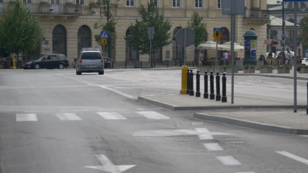 Conduire Des Voitures Des Bus Dans Une Rue — Video