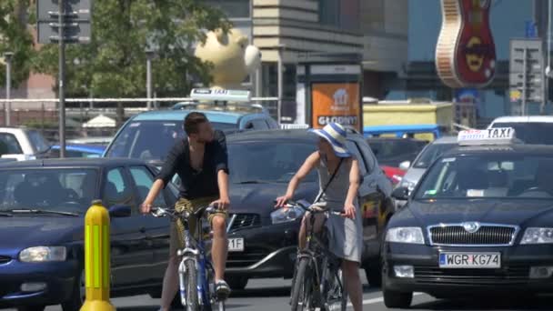 交通中骑自行车的夫妇 — 图库视频影像