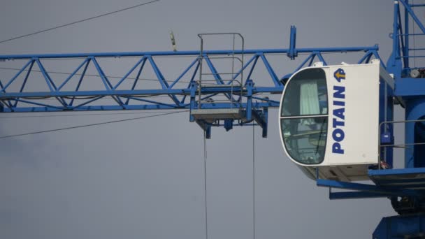 Grue Tour Bleue Sur Fond Ciel Nuageux — Video